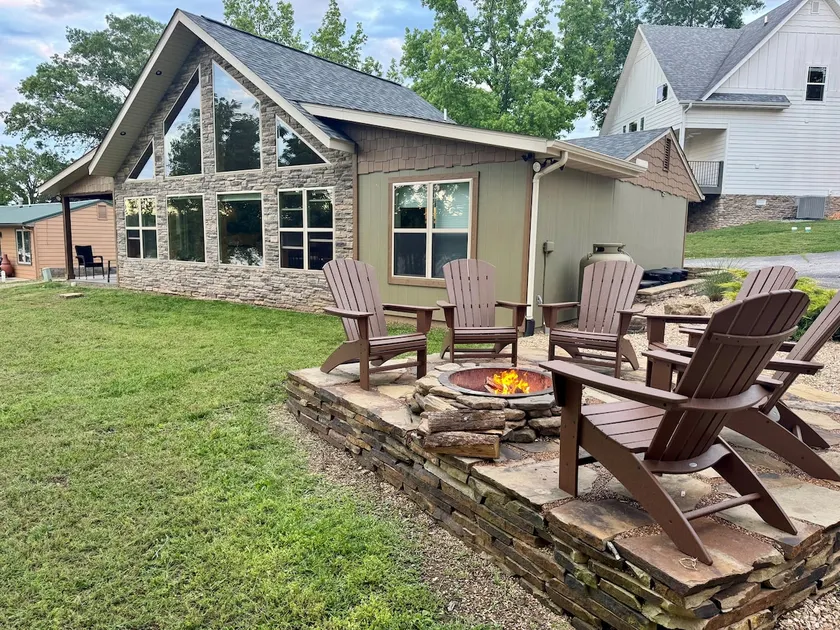 Views! Lakefront, fire pit, pool, quiet escape - Image 1