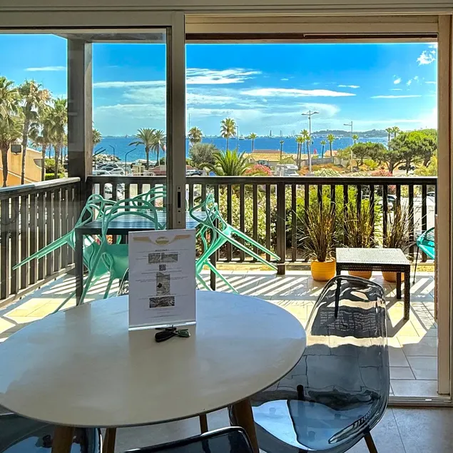 Beachfront apartment with views of St-Tropez - Image 1