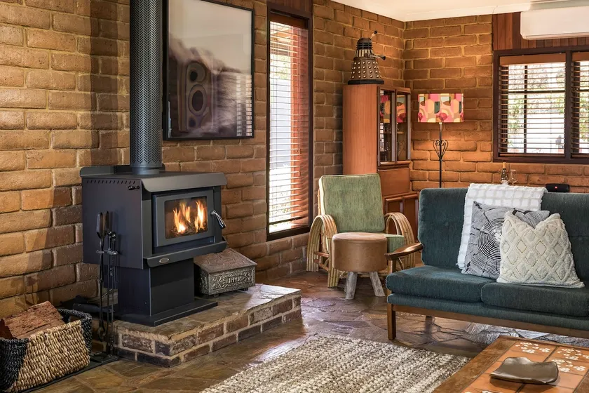 Le Souef Retreat - Pet-Friendly Escape w Cosy Fire - Image 1
