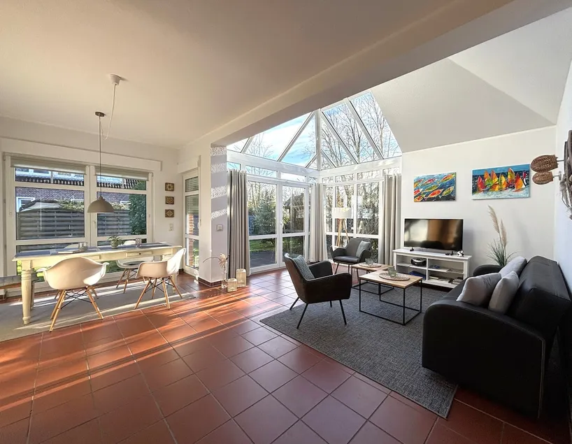 Cozy vacation home with conservatory - Image 1