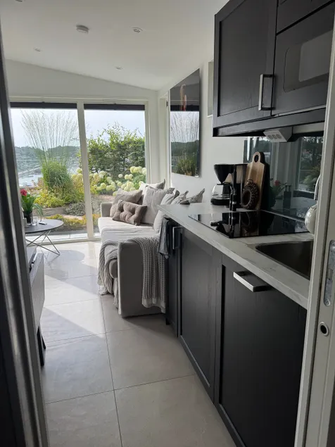 Cozy guest house with ocean view - Image 1