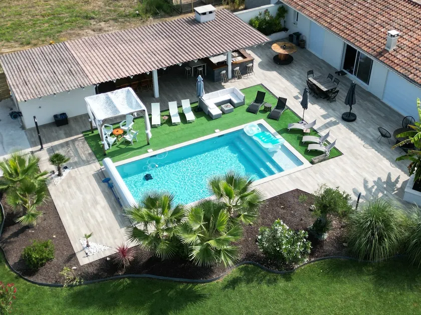 The house of happiness with friends and family - Image 1