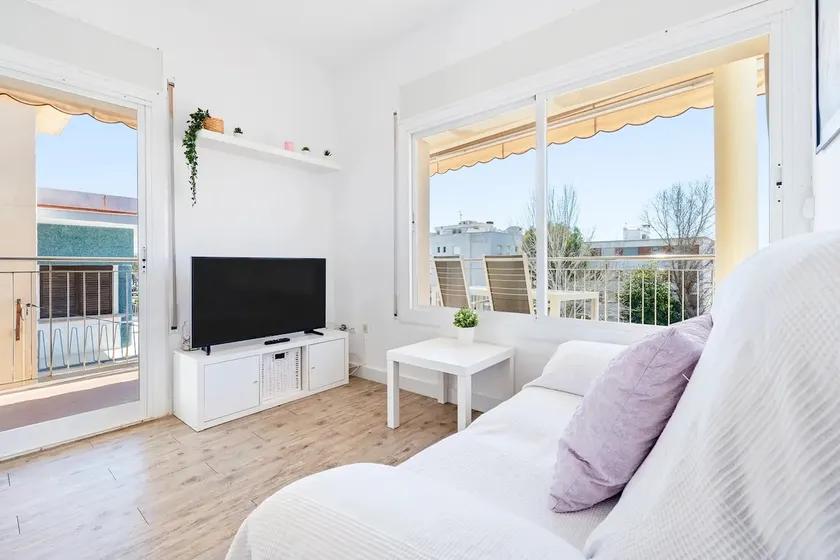 SEA VIEWS 50m BEACH APARTMENT, WiFi included - Image 1
