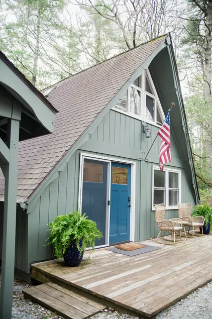 Cozy Cottage w Hot Tub, 5 min walk to Main St - Image 1