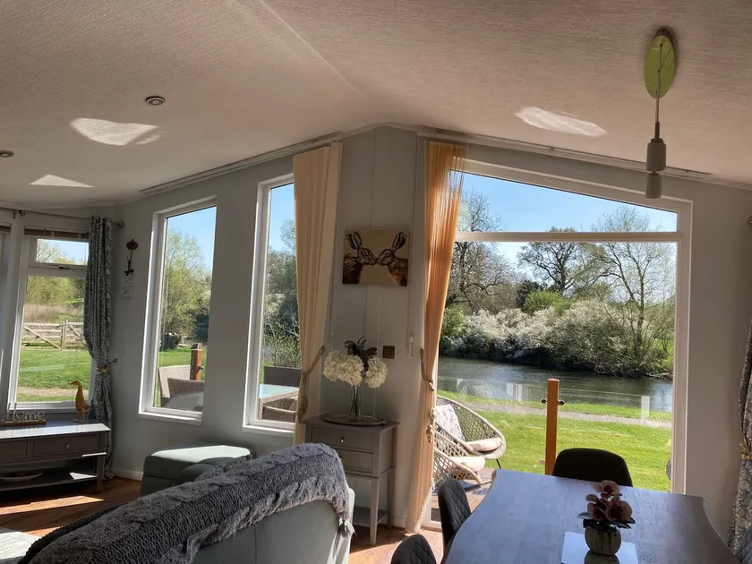 River Retreat Lodge is front line with panoramic views over the river Avon. - Image 1