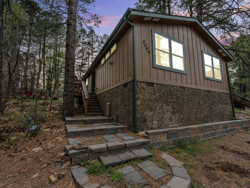 Secluded Sanctuary: Your Cozy Cabin Retreat - Image 1