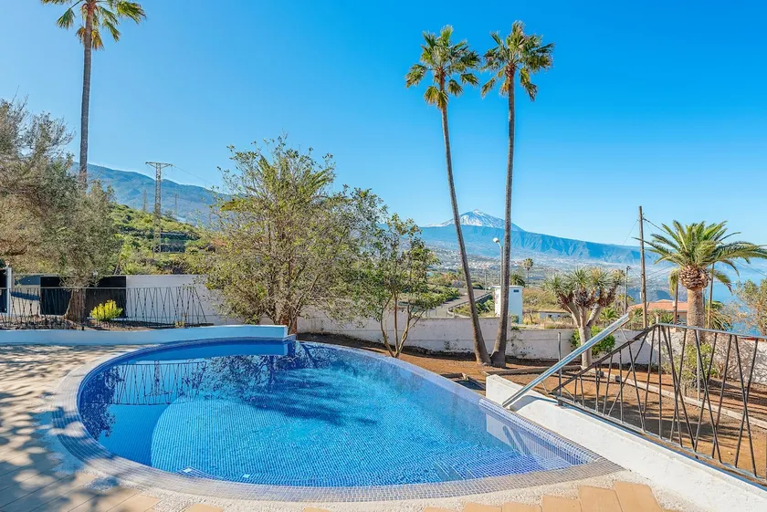 700 m2 garden villa& infinity pool near restaurant - Image 1