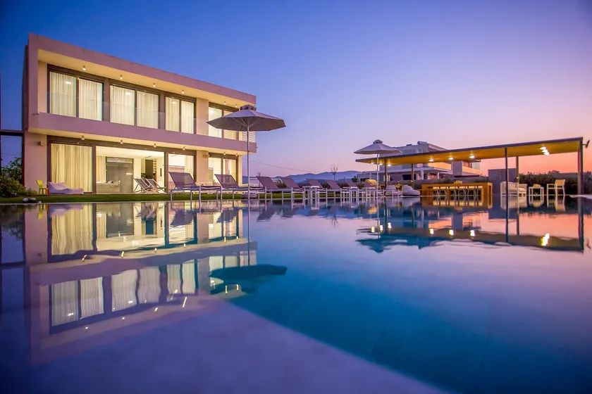Villa de luxe en front de mer avec piscine à débordement de 100 m2 et jacuzzi sur la plage - Image 1