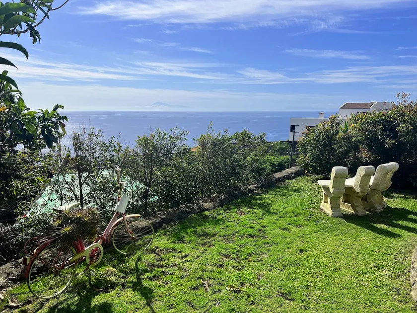 Rural house with sea view - Image 1