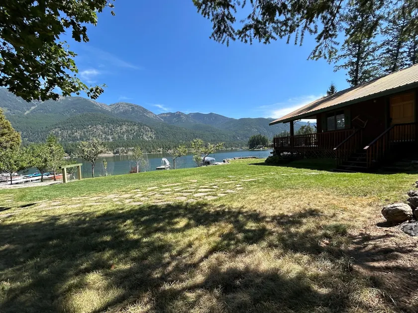 Beautiful lake cabin with amazing view & huge yard - Image 1