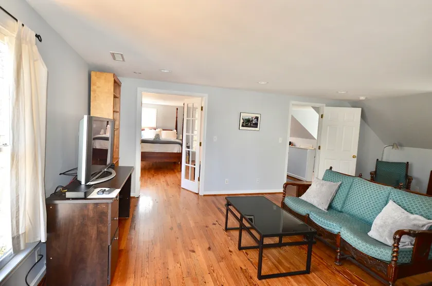 UVA Neighborhood Spacious Upper Floor - Image 1