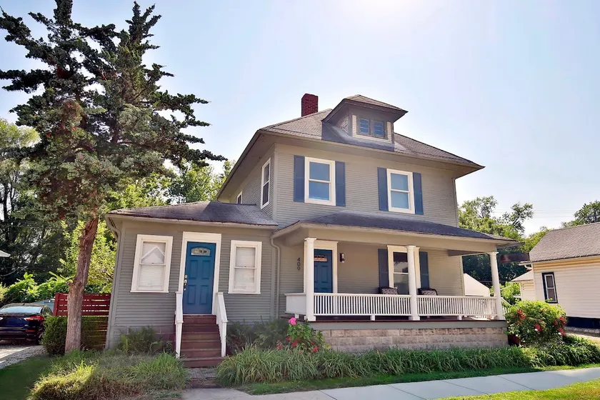 Walnut House in the downtown of Watseka - Image 1