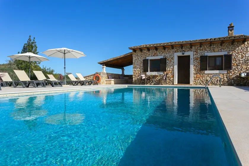 Rustic 1-bedroom apartment with porch/pool - Image 1