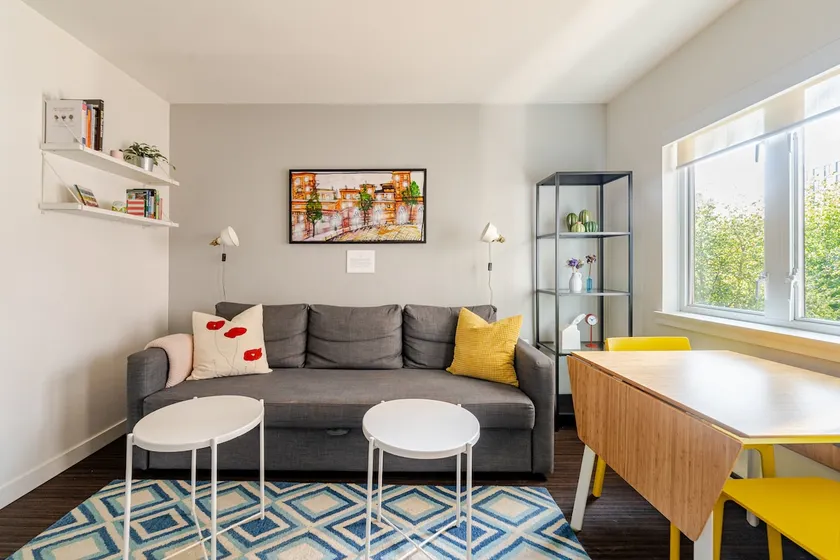 Cozy & Colourful 1 BR Apt in Historic Gastown - Image 1