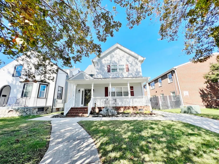 *Top Floor Bungalow* | Downtown Hampton | 1 BR - Image 1