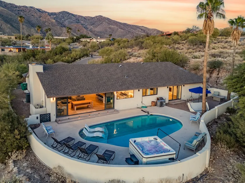 Skyline: Fun! Pool, Hot Tub, Pool table - Image 1