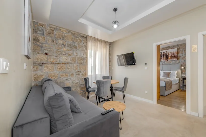 InMotion Luxury Rooms - Suite Deluxe - City View - Image 1