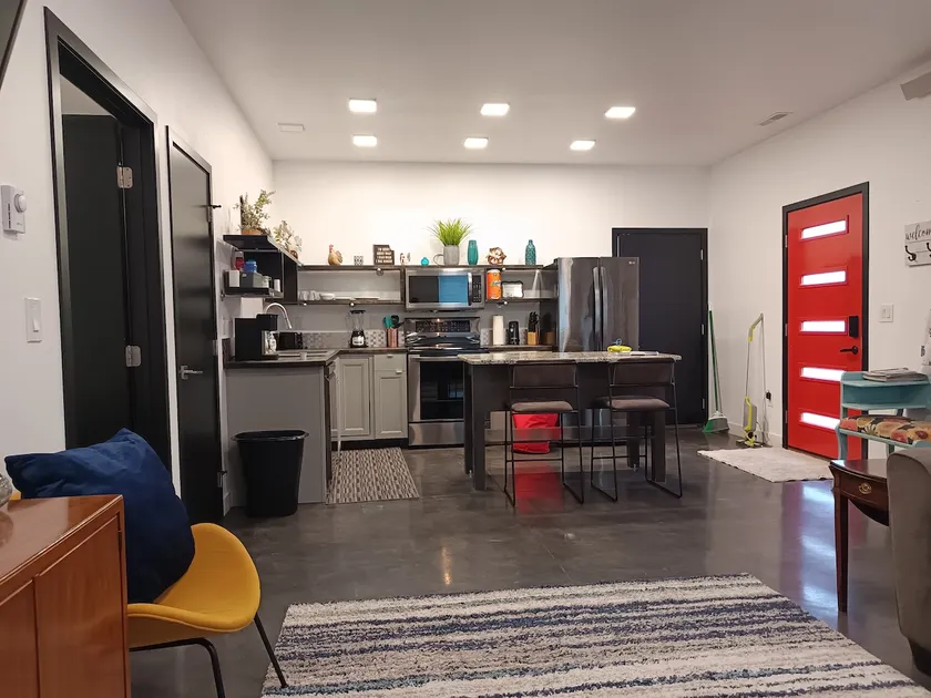 Modern King Suite  Full Kitchen + Washer/Dryer Near Civic Center & Rushmore Mall - Image 1