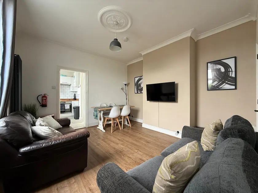 Spacious 4BR, Parking, Near Centre, Accommodates 7 - Image 1