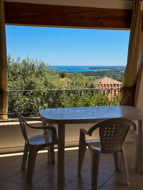 Apartment with a veranda overlooking the sea - Image 1
