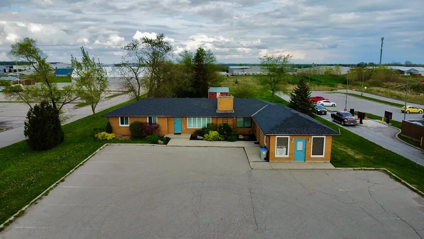 Detached Bungalow with large lot - Image 1