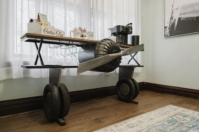 A. Earhart, K-Q beds, 2 patios, walk Benedictine - Image 1