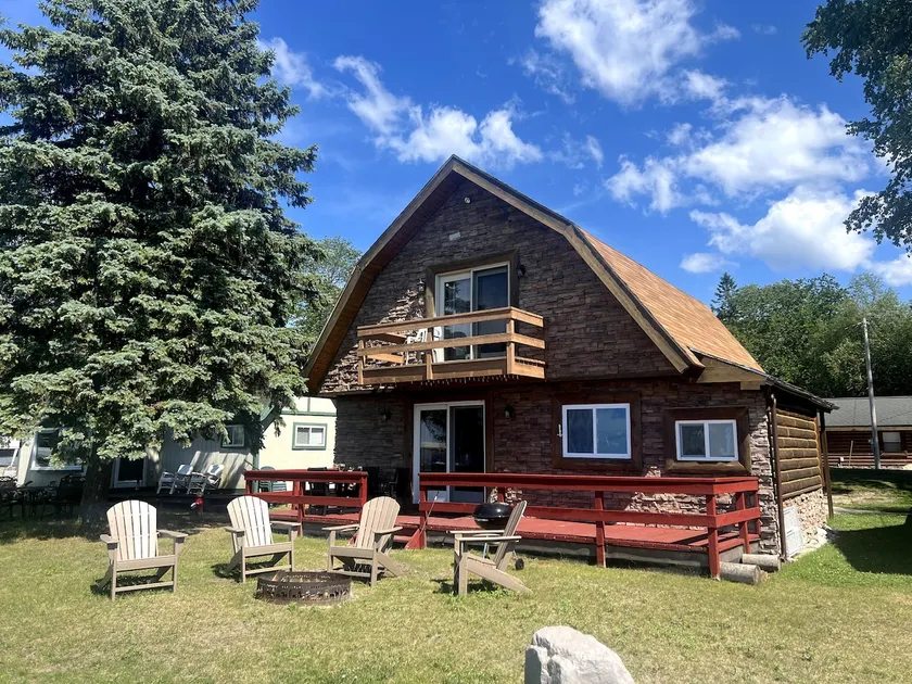 Charming Waterfront Cottage on Mullett Lake - Image 1