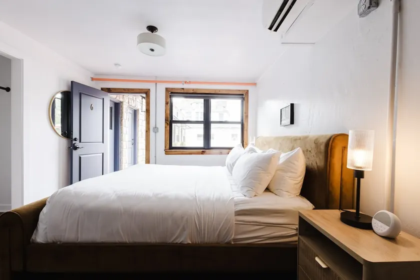 King & Queen bed, 2 SMART TV'S, 1 mi to Downtownx - Image 1