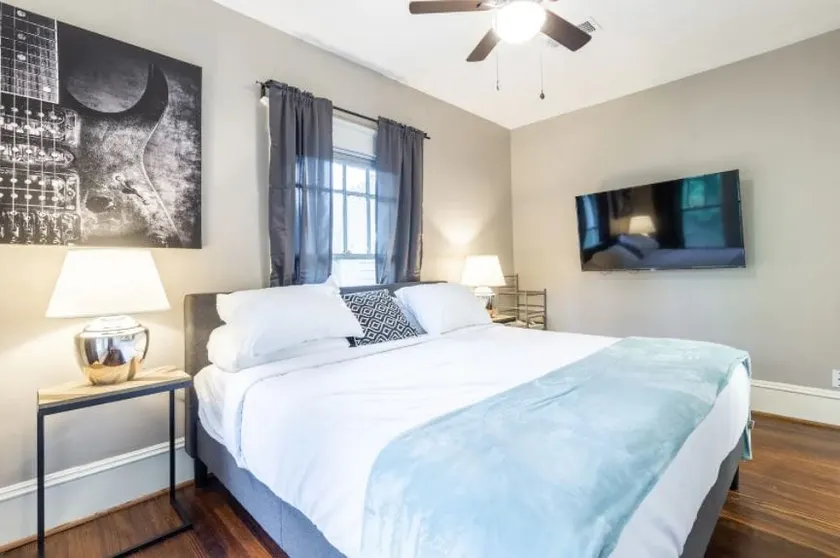 2BR Classic Montrose Mansion |Downtown Med Center - Image 1