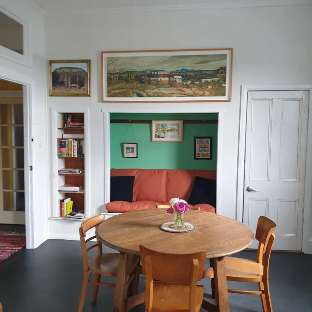 Upstairs apartment with mountain views - Image 1
