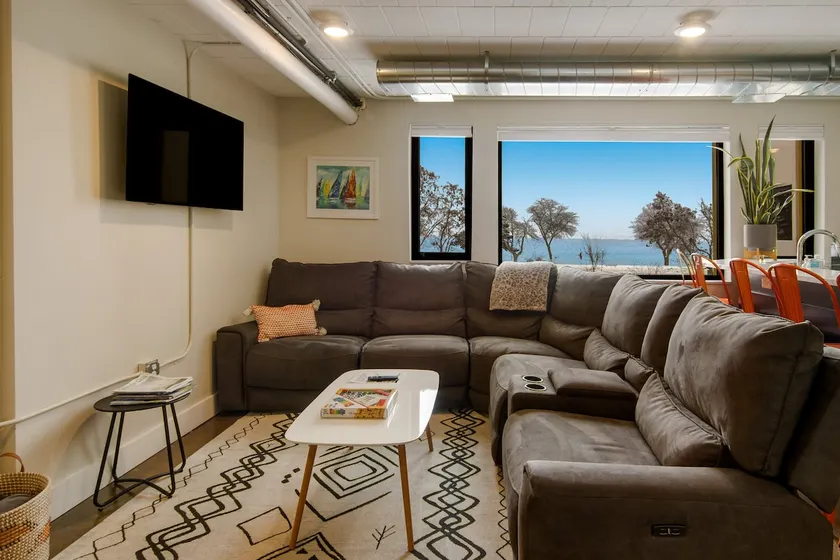 Downtown w/Hot tub, on Front St w/ Bay view! 3 - Image 1