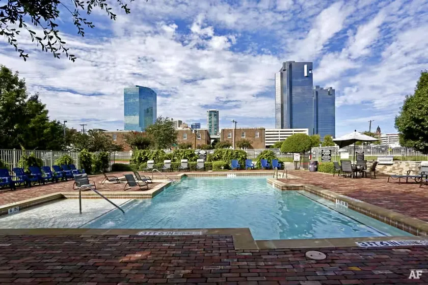 Shop, dine, enjoy - walk Downtown! - Image 1