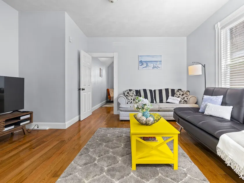 Cozy, 1st FL, 3BR2BA, 2Park，7min walk to Subway - Image 1