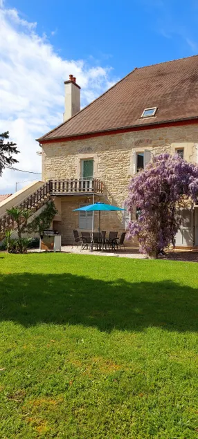 Furnished 4* in a house with a large park - Image 1
