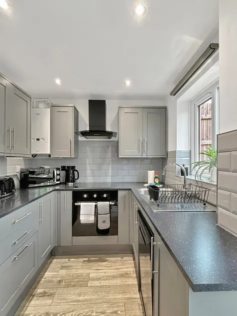 2bedroom sleeps 6 garden driveway Free Gym Access - Image 1
