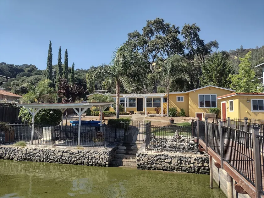 Stunning Lake front/ Private Beach/ Docks, Kayaks - Image 1