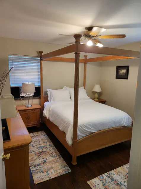 Easy walk to CAMC-2 BR Apt-Pet Friendly - Image 1