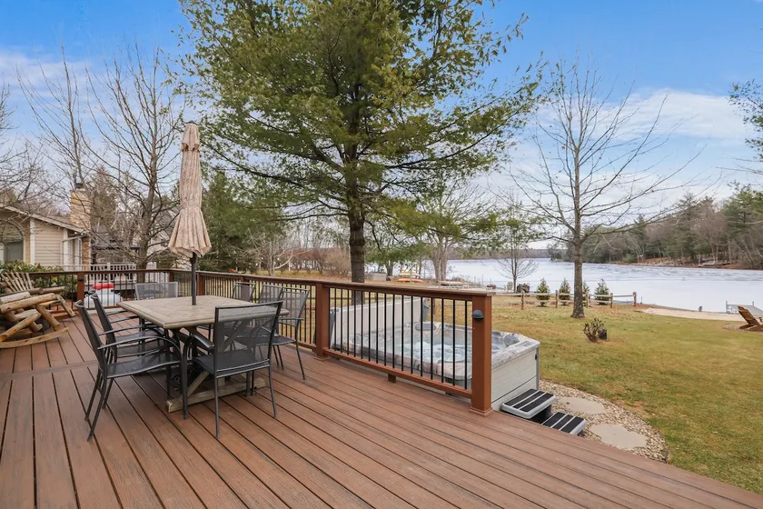Lake front with Private Beach, Hot tub, Pool, Pickle Ball, March Dates available - Image 1