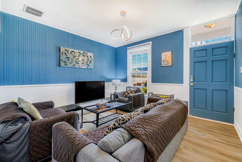 Cozy 2B1B Upper Unit w/ Private Yard, Walk to BART - Image 1