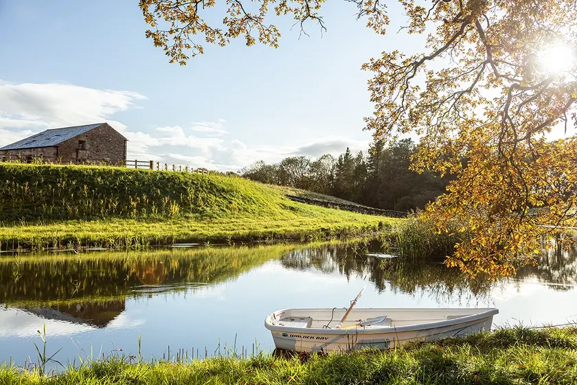 Lakeside Barn w/ fantastic views & Hot-Tub - Image 1