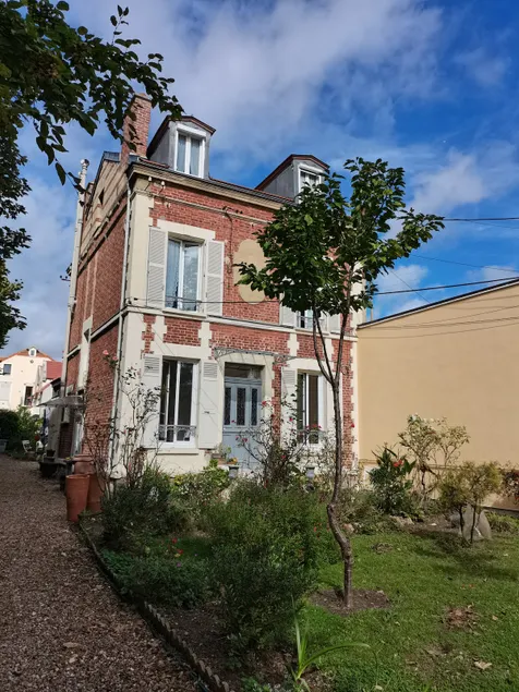 Apartment in a family home from 1880 - Image 1