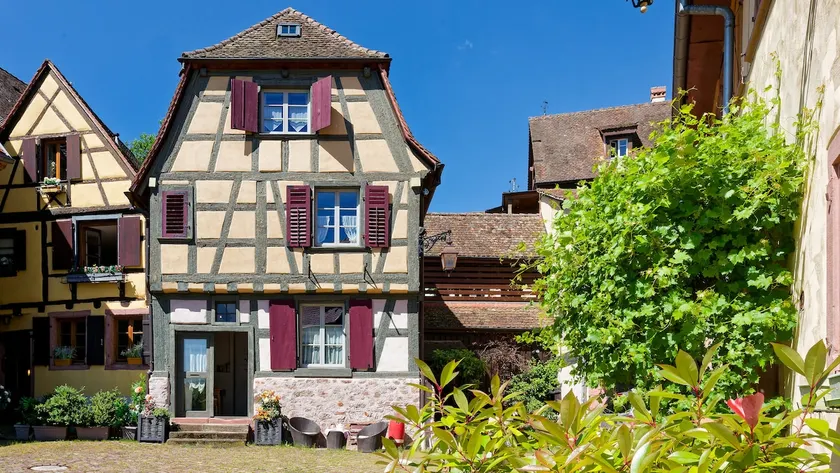 On a small quiet medieval square - the Little Bear - Image 1