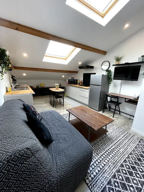 Air-Conditioned Studio with All Amenities – Ideal for Professionals/Travelers - Image 1