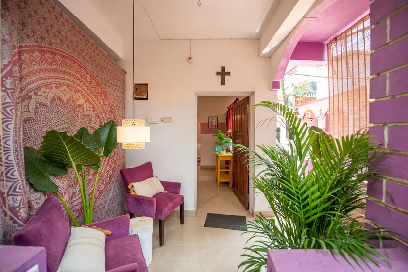 E The Purple House 1BHK- AC/ Fast Wi-Fi/ P. Backup - Image 1
