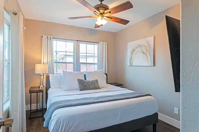 3BR Clare House! Downtown, Medical Center Stadium - Image 1
