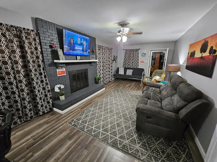 Bluff City Manor A (2bd 1ba, pet-friendly w/fee) - Image 1