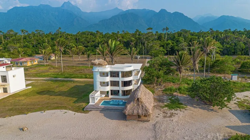 Entire Beach front Villa, sleeps 18 - Image 1
