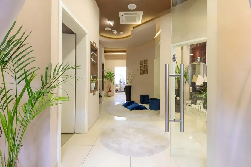 Live in a Beauty Salon - in Greven Center - Image 1