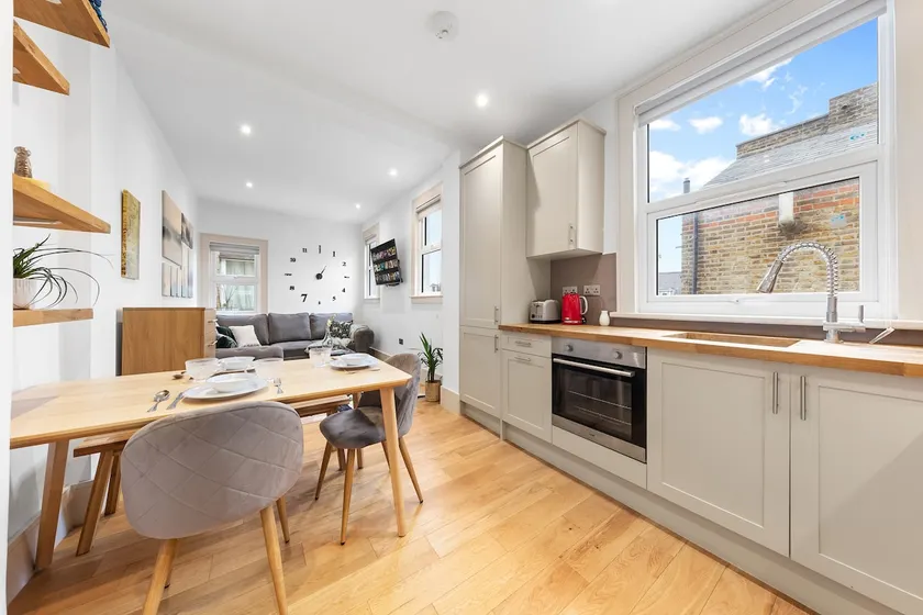 Modern Spacious 1 Bed Flat near Richmond Park - Image 1