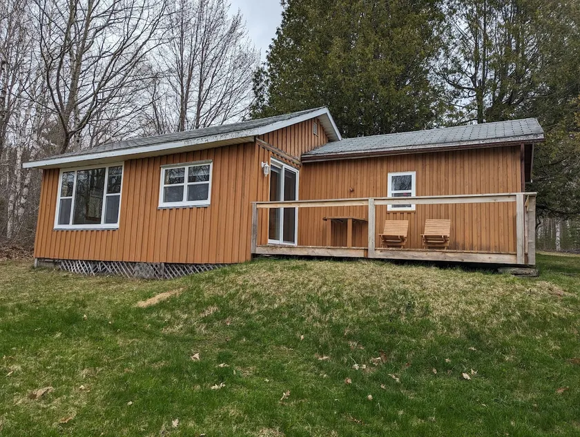 Whispering Oaks Cottage on Washademoak Lake - Image 1